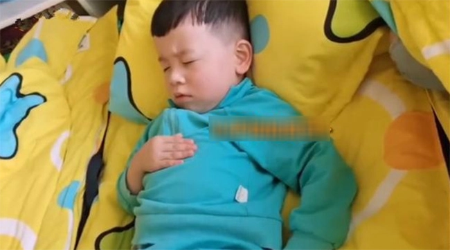Hành động lạ của bé trai trong giờ ngủ trưa khiến cô giáo tò mò lại gần thì bất ngờ - 2