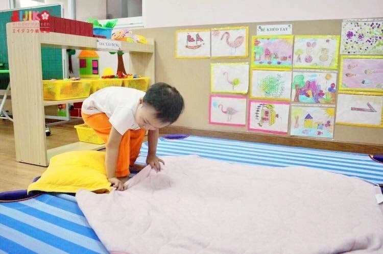 Hành động lạ của bé trai trong giờ ngủ trưa khiến cô giáo tò mò lại gần thì bất ngờ - 3