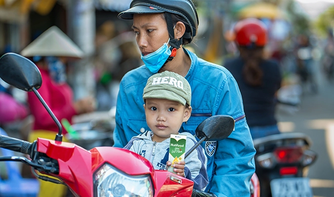 Hạnh phúc của mẹ việt khi mua được sữa trợ giá cho con trong mùa dịch - 1