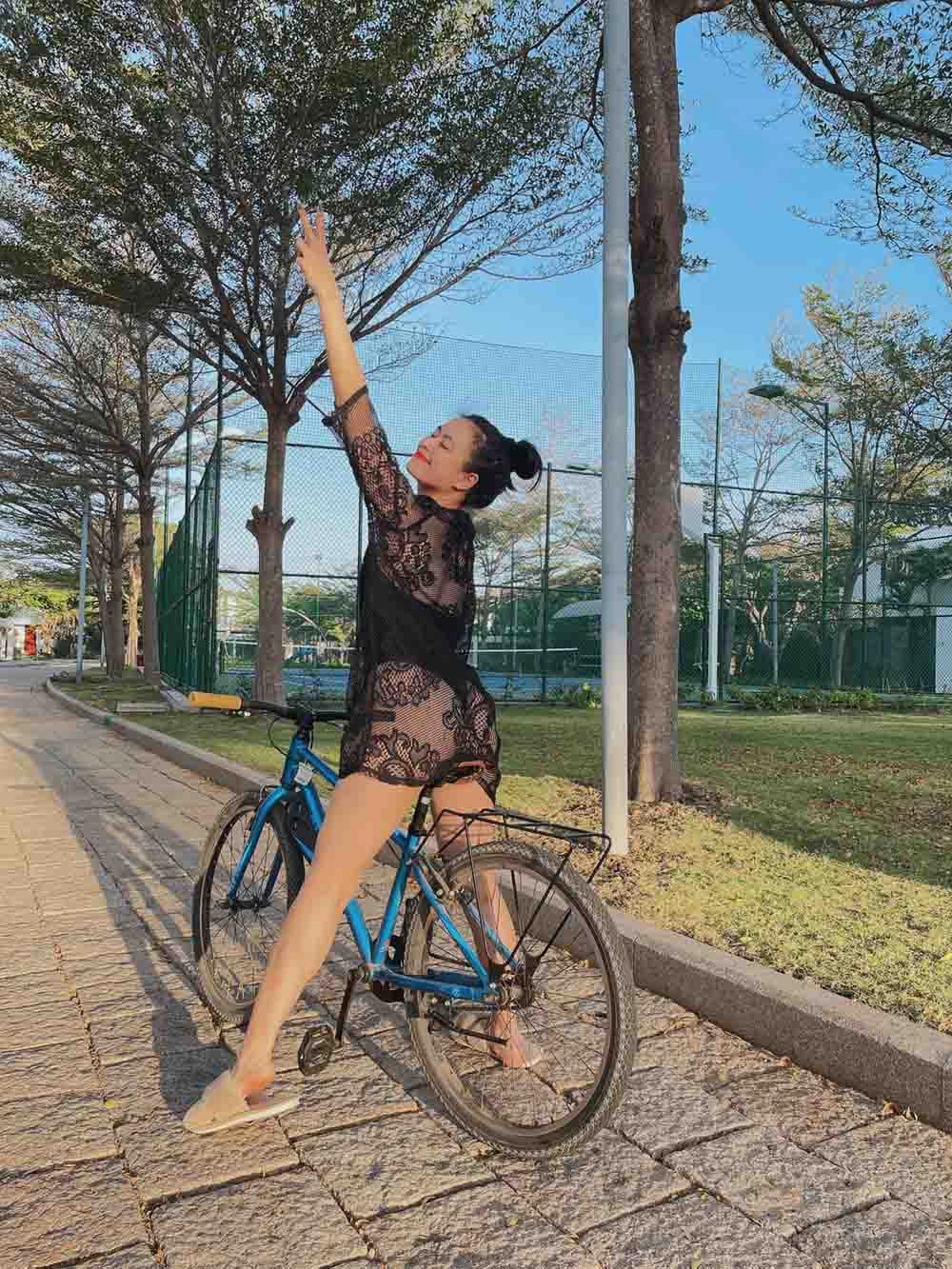 Hậu bị chê béo hoàng thùy linh diện đồ xuyên thấu khoe vòng 3 quyến rũ - 5