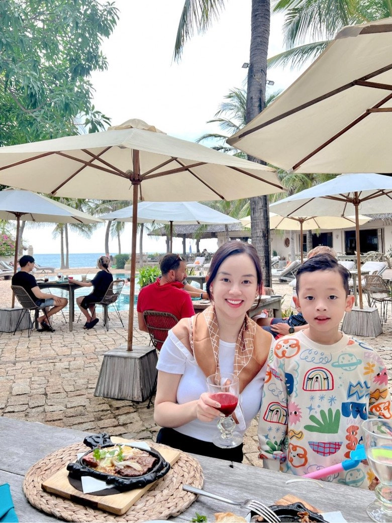 Hậu chia tay mạc hồng quân không nhận trợ cấp hotgirl ly kute nuôi con đủ đầy du lịch nước ngoài triền miên - 1
