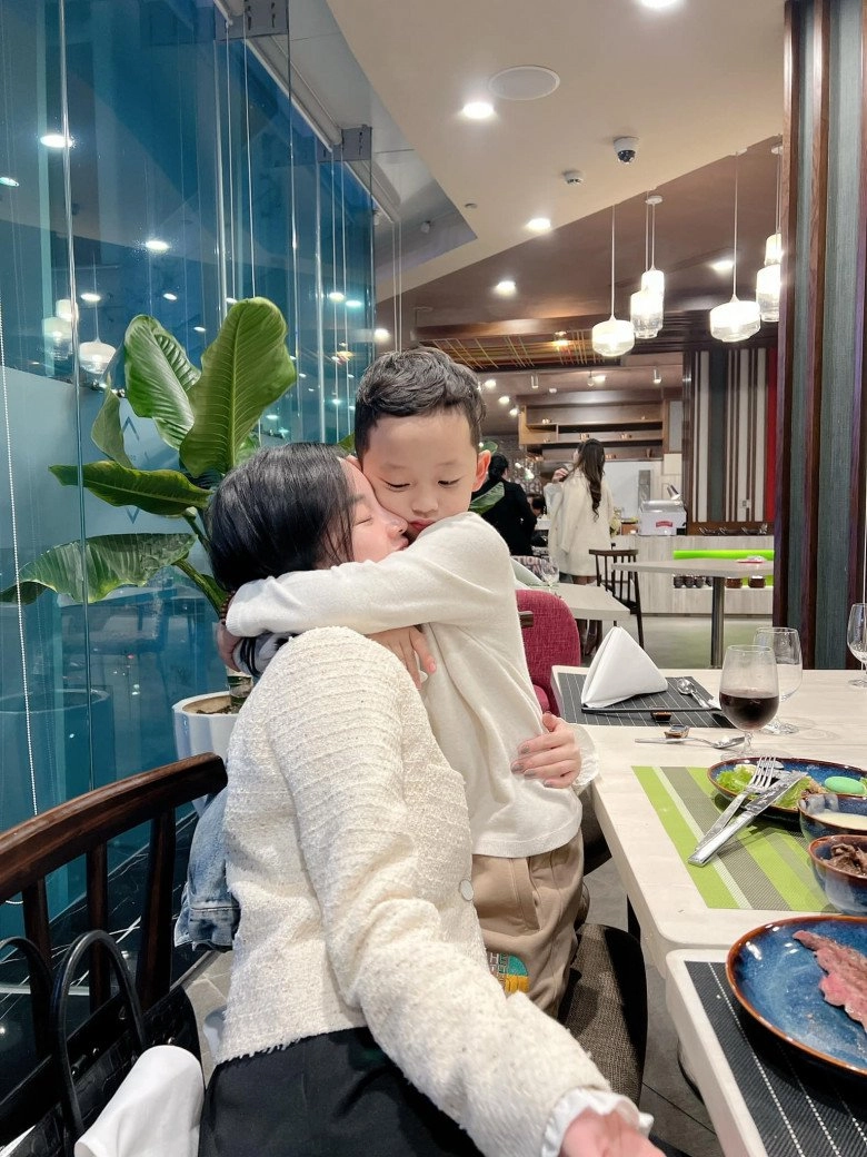 Hậu chia tay mạc hồng quân không nhận trợ cấp hotgirl ly kute nuôi con đủ đầy du lịch nước ngoài triền miên - 10