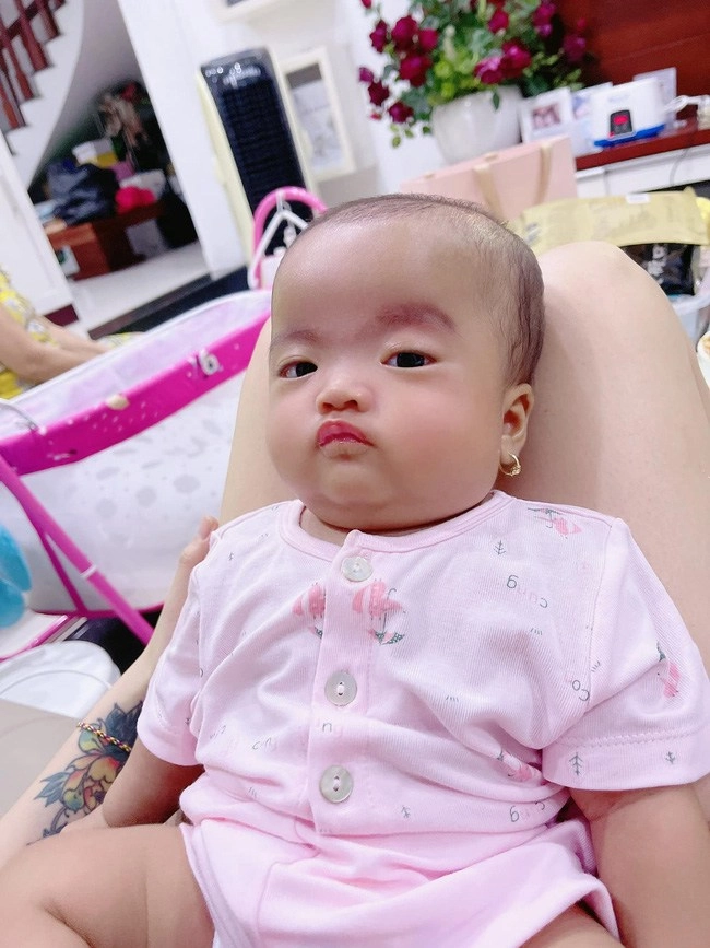 Hết cảnh sinh non đầu trọc phải đội tóc giả con mạc văn khoa giờ chuẩn bé gái - 1