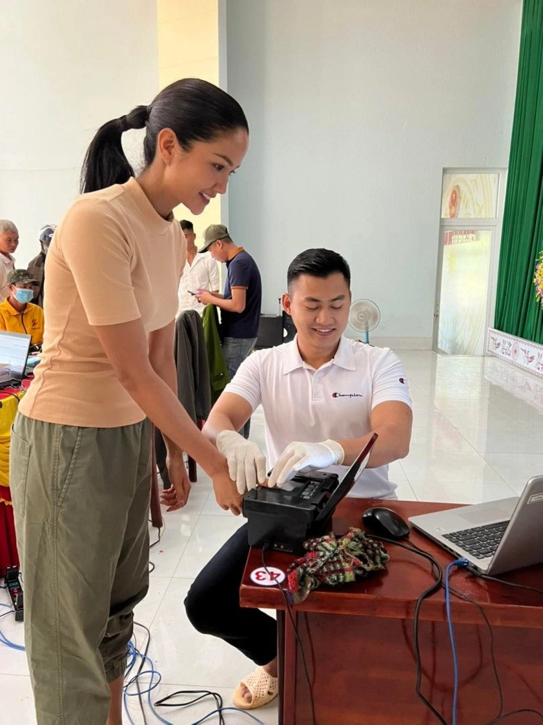 Hhen niê đi làm căn cước công dân xỏ dép tổ ong ống quần cao thấp bị nói hoa hậu lôi thôi - 1