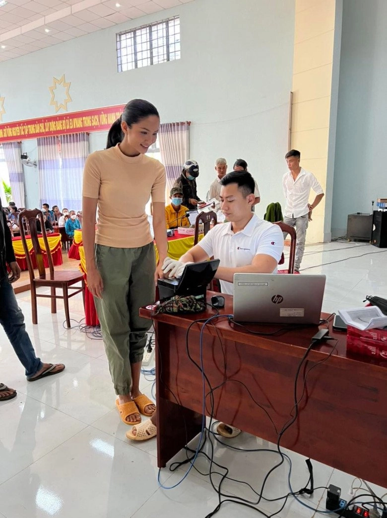 Hhen niê đi làm căn cước công dân xỏ dép tổ ong ống quần cao thấp bị nói hoa hậu lôi thôi - 2