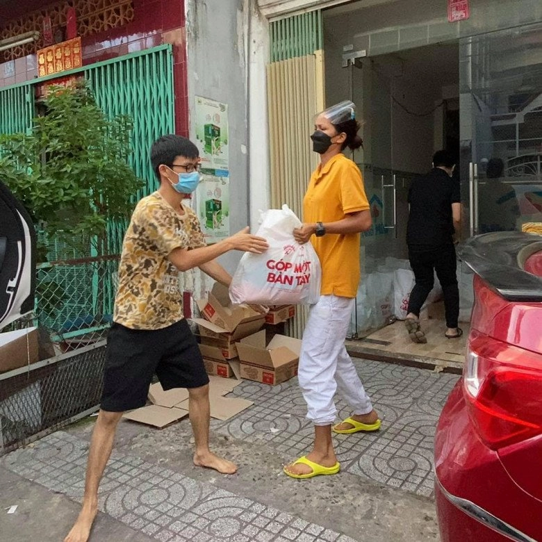 Hhen niê đi làm căn cước công dân xỏ dép tổ ong ống quần cao thấp bị nói hoa hậu lôi thôi - 7