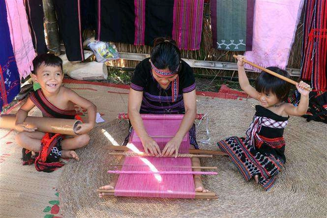 Hhen niê không chỉ nổi tiếng với đồ thổ cẩm người nhà cô còn làm túi đẹp quên sầu - 7