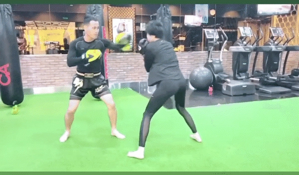 Hiền hồ người nhỏ nhắn xinh xắn nhưng hóa ra lại là tay chơi boxing cừ khôi - 1