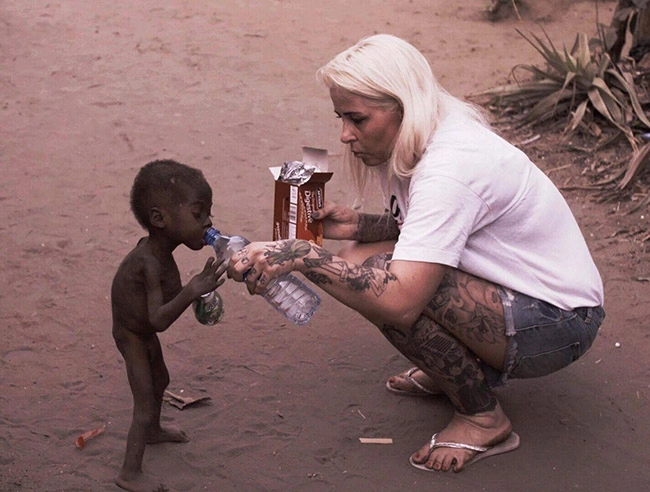 Hình ảnh béo mập sau 5 năm của em bé châu phi da bọc xương từng dậy sóng thế giới - 1