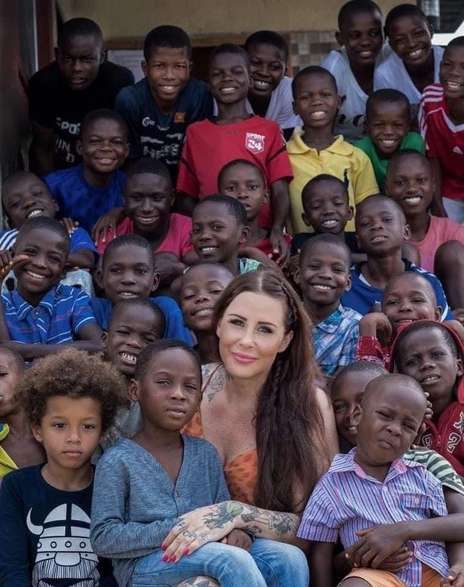 Hình ảnh béo mập sau 5 năm của em bé châu phi da bọc xương từng dậy sóng thế giới - 7