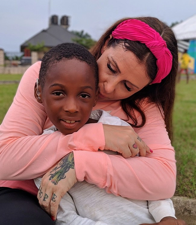 Hình ảnh béo mập sau 5 năm của em bé châu phi da bọc xương từng dậy sóng thế giới - 8