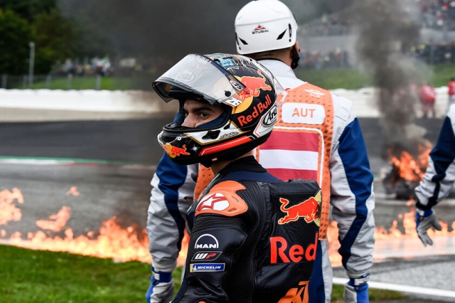Hình ảnh về chiếc xe đua ktm của dani pedrosa bốc cháy ai cũng rợn người - 4