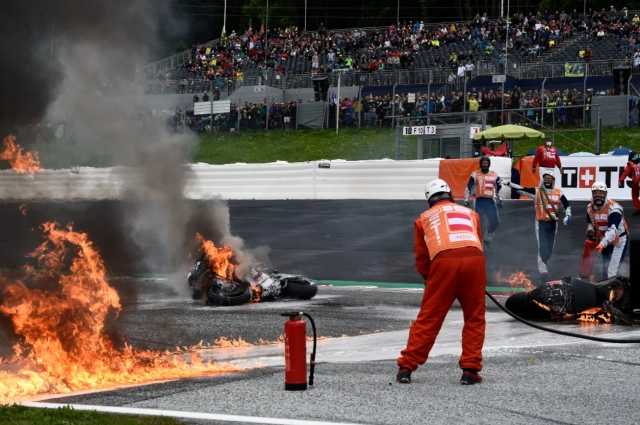 Hình ảnh về chiếc xe đua ktm của dani pedrosa bốc cháy ai cũng rợn người - 5