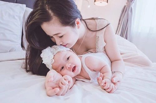 Hớ hênh lộ cả bầu ngực nhưng 3 hotgirl việt được khen hết lời vì cho con bú quá đẹp - 13