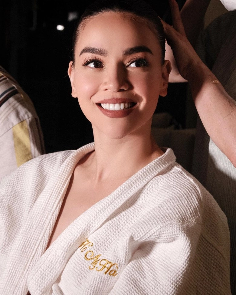 Hồ ngọc hà cũng có ngày bị make-up dìm gương mặt lai tây trở nên lạ lẫm - 8