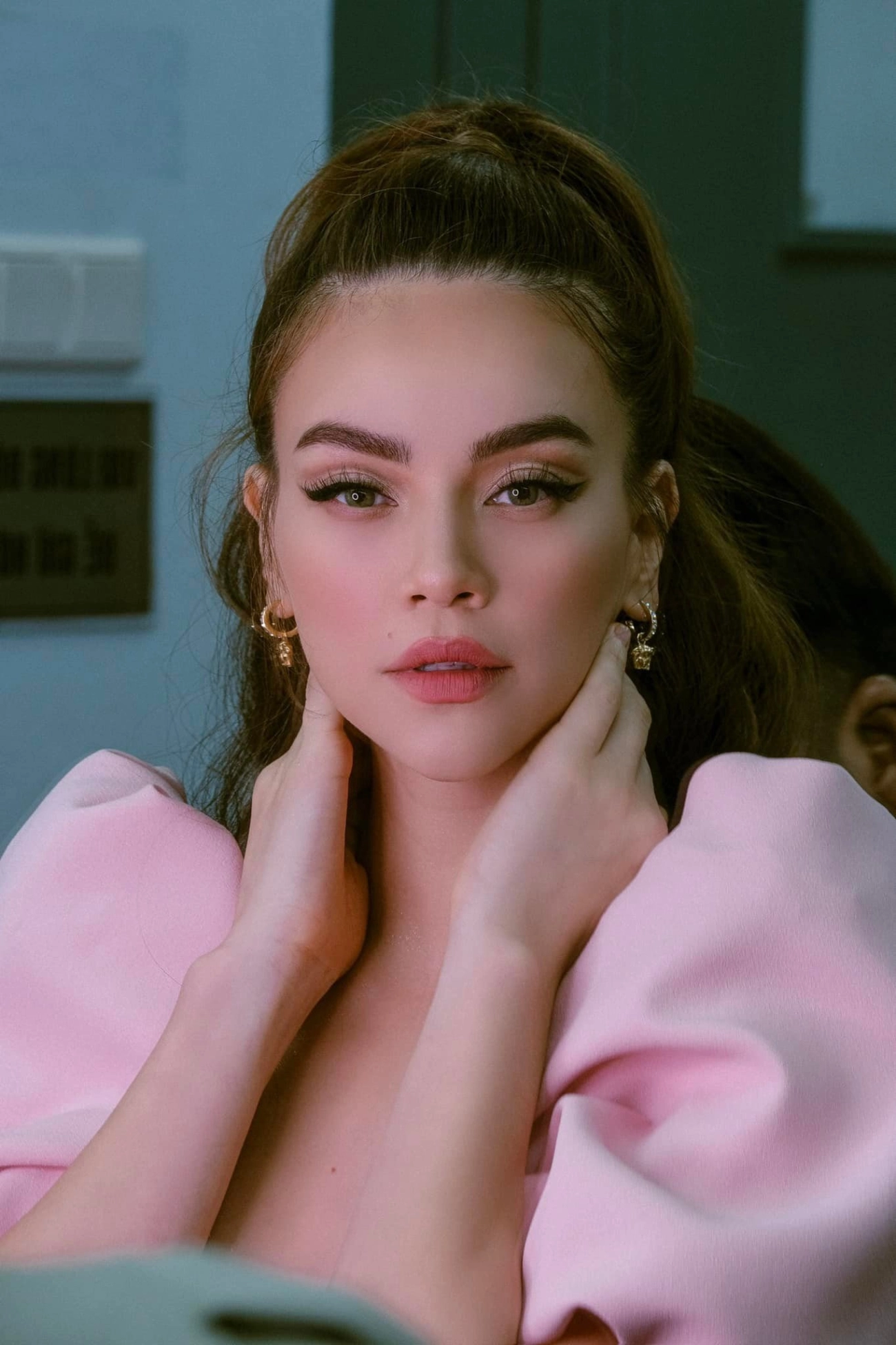 Hồ ngọc hà cũng có ngày bị make-up dìm gương mặt lai tây trở nên lạ lẫm - 10
