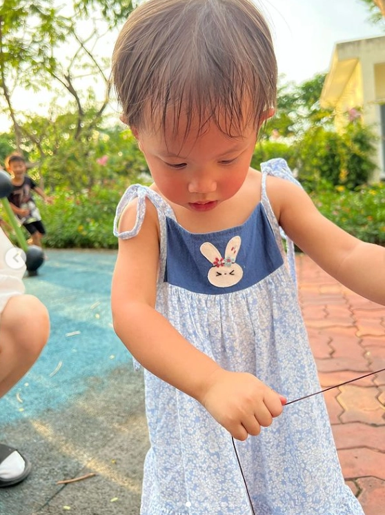 Hồ ngọc hà đưa 3 con đi chơi cuối tuần giải thích lý do để lisa tóc bù xù ướt mồ hôi - 10