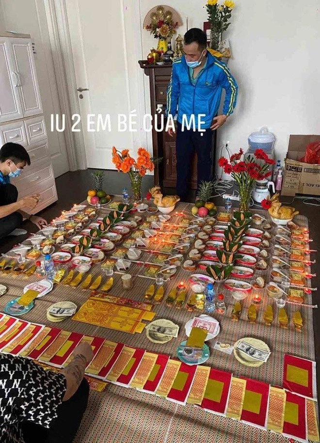 Hồ ngọc hà khắc việt làm đầy tháng cho con hoành tráng chú ý nhất là mâm cỗ cúng nhà mạc văn khoa - 4