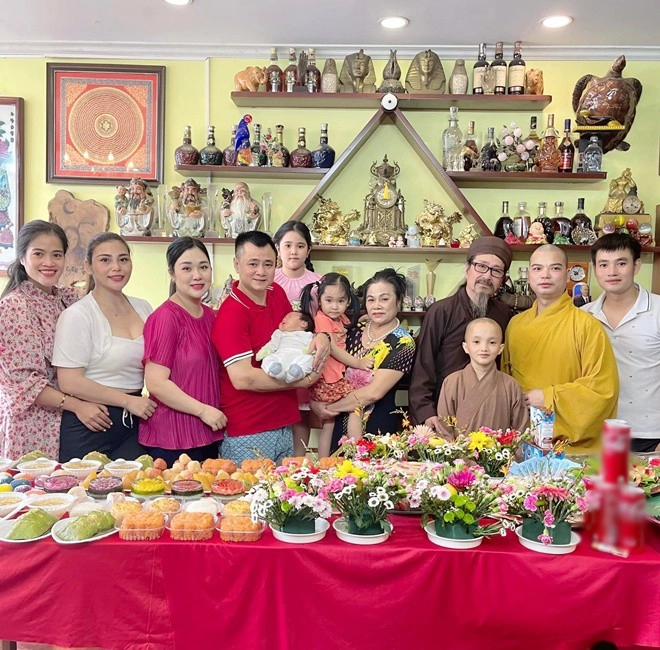 Hồ ngọc hà khắc việt làm đầy tháng cho con hoành tráng chú ý nhất là mâm cỗ cúng nhà mạc văn khoa - 14