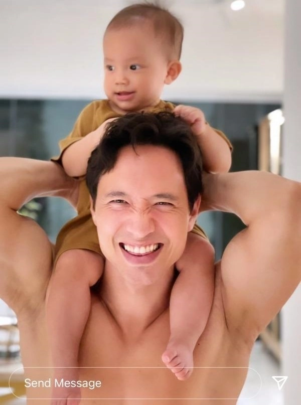 Hồ ngọc hà nói con gái lisa giống mẹ phải rúc nách ngửi mùi bố kim lý mới ngủ ngon - 1