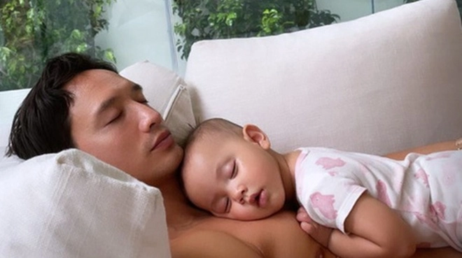 Hồ ngọc hà nói con gái lisa giống mẹ phải rúc nách ngửi mùi bố kim lý mới ngủ ngon - 3
