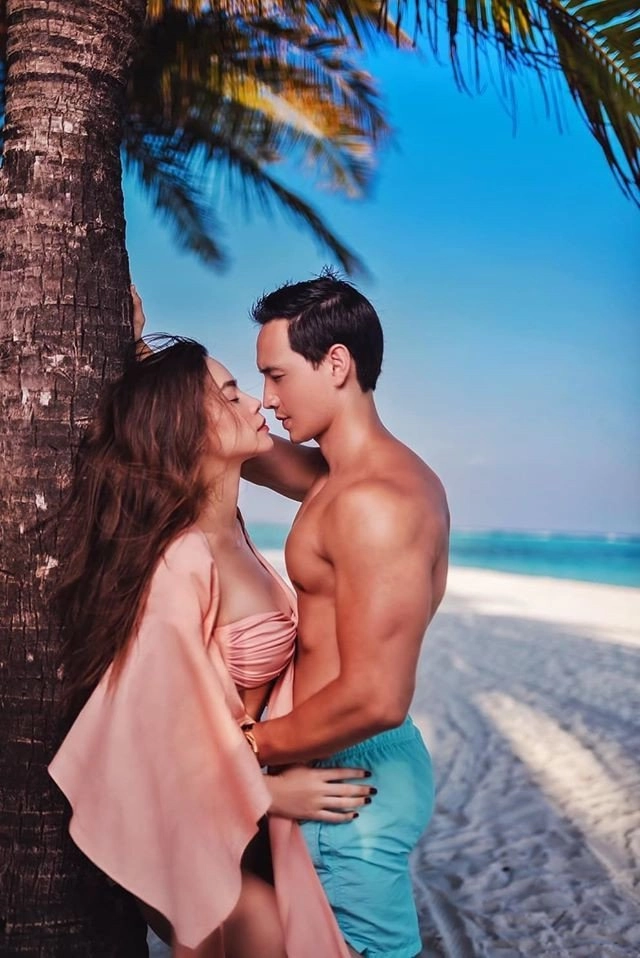Hồ ngọc hà nói con gái lisa giống mẹ phải rúc nách ngửi mùi bố kim lý mới ngủ ngon - 9