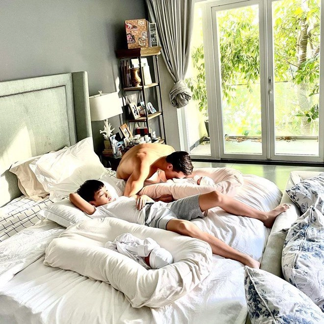 Hồ ngọc hà nói con gái lisa giống mẹ phải rúc nách ngửi mùi bố kim lý mới ngủ ngon - 17