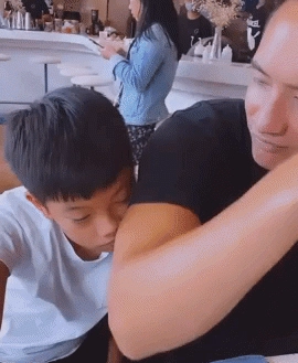 Hồ ngọc hà nói con gái lisa giống mẹ phải rúc nách ngửi mùi bố kim lý mới ngủ ngon - 20