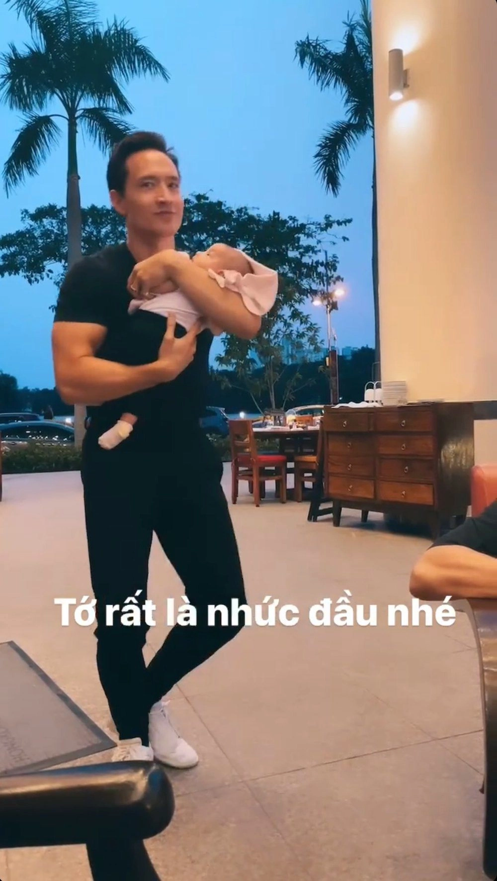Hồ ngọc hà thấy thương khi kim lý khóc vì nhớ con nhìn mặt leon chỉ thấy hài - 11