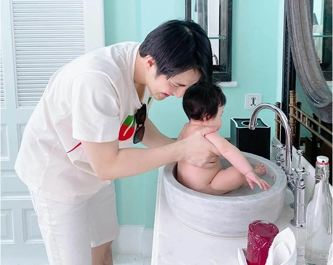 Hồ ngọc hà thúy diễm vắng nhà nhận tin nhắn bảo mẫu cao cấp ở nhà chăm con mà bất ngờ - 10