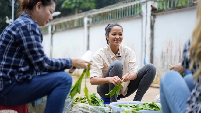 Hoa hậu dân dã nhất việt nam lấm lem đi bẻ ngô về làm món bánh lạ - 17