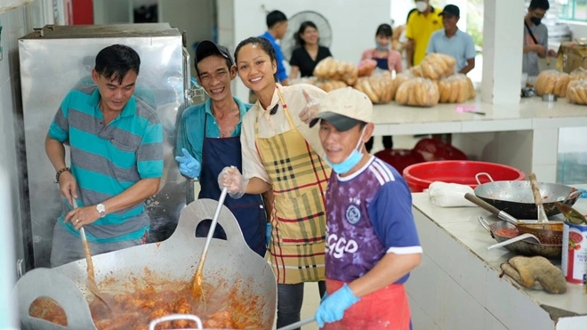 Hoa hậu dân dã nhất việt nam lấm lem đi bẻ ngô về làm món bánh lạ - 18