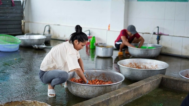 Hoa hậu dân dã nhất việt nam lấm lem đi bẻ ngô về làm món bánh lạ - 21