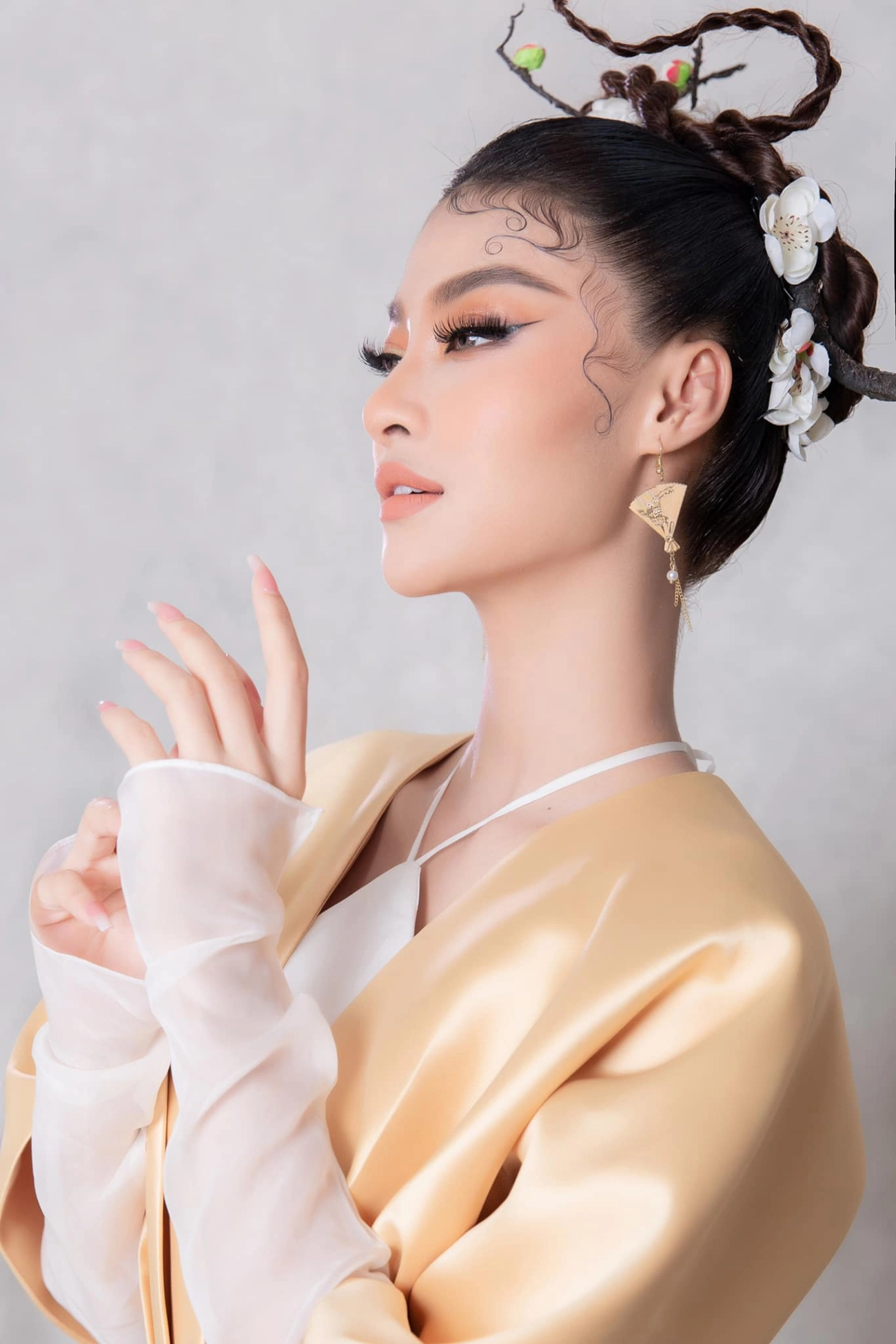 Hoa hậu dao kéo sau đăng quang kỳ duyên đứng thứ nhất - 20