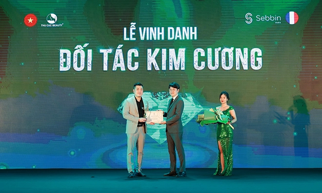 Hoa hậu đỗ thị hà hào hứng trải nghiệm dịch vụ mới tại thu cúc - 3