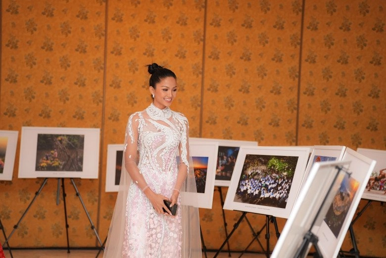 Hoa hậu hhen niê diện áo dài đính hoa khoe nhan sắc đỉnh cao dự lễ ở đại sứ quán việt nam tại ý - 1