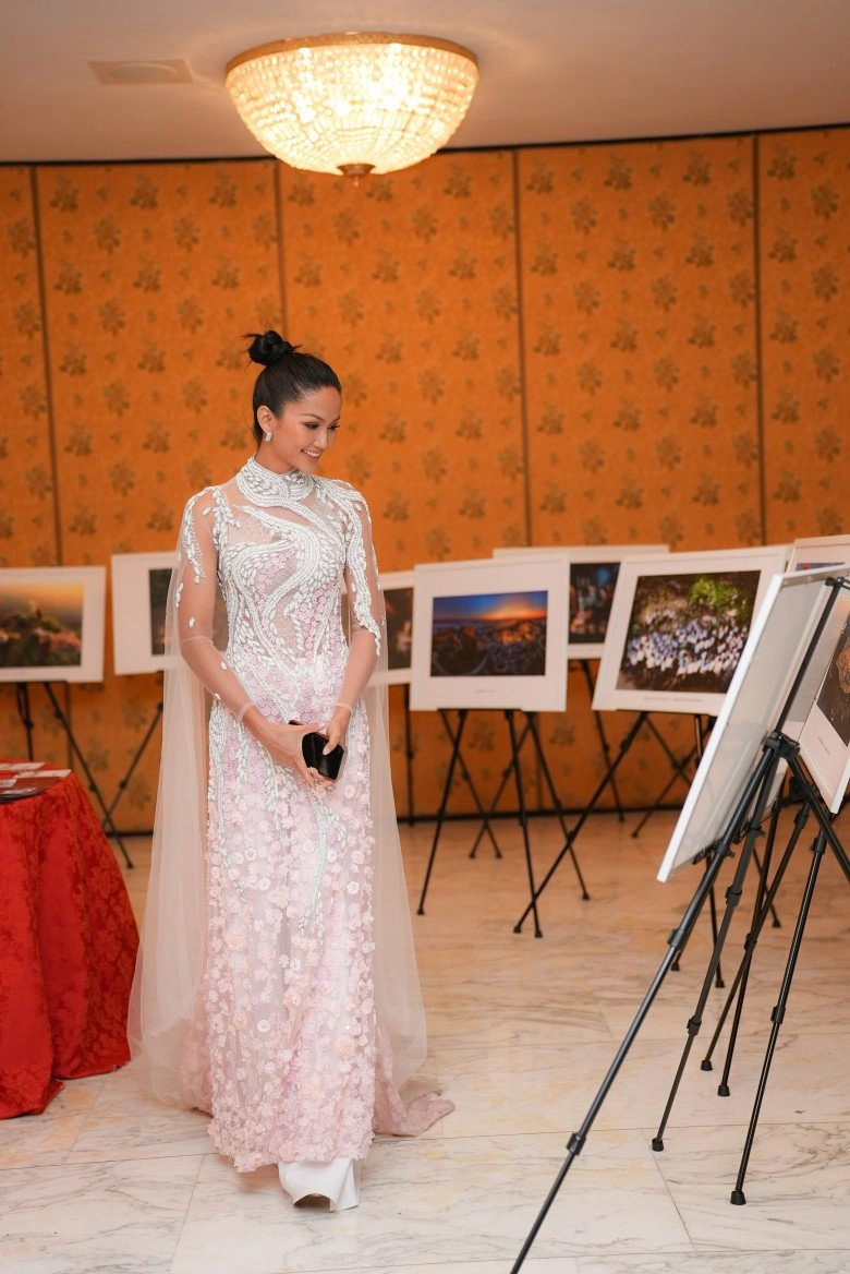 Hoa hậu hhen niê diện áo dài đính hoa khoe nhan sắc đỉnh cao dự lễ ở đại sứ quán việt nam tại ý - 2