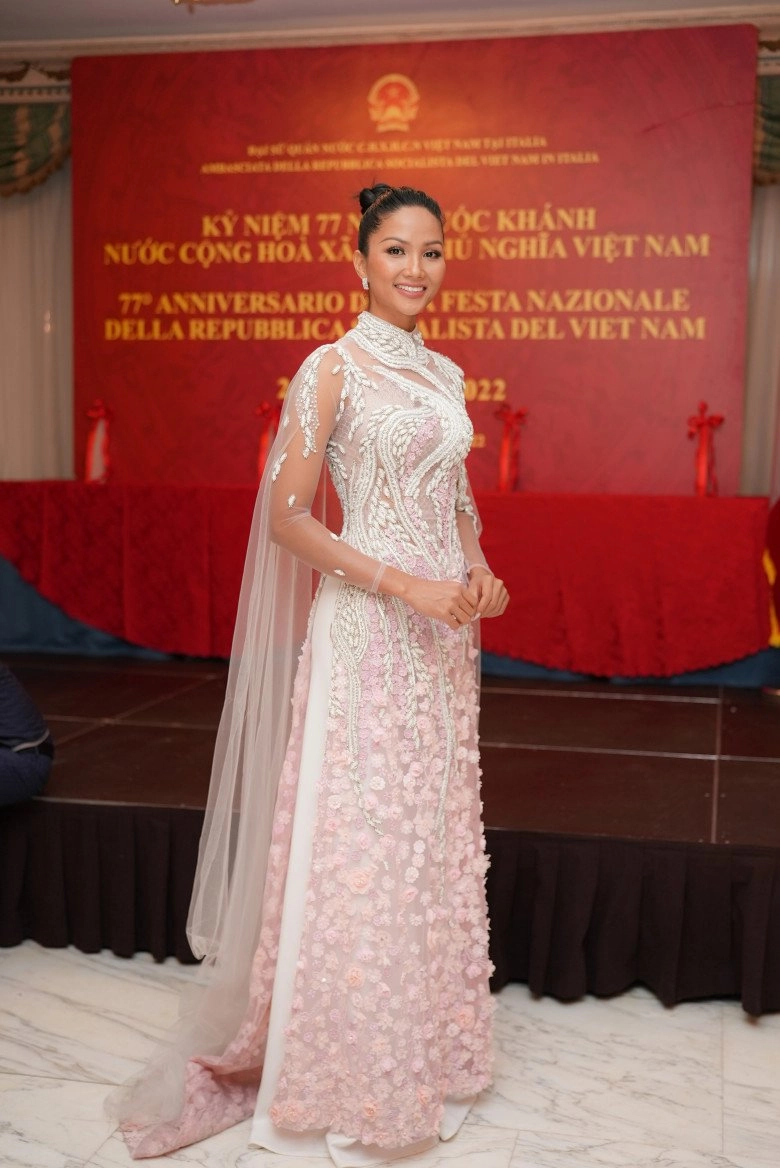 Hoa hậu hhen niê diện áo dài đính hoa khoe nhan sắc đỉnh cao dự lễ ở đại sứ quán việt nam tại ý - 3