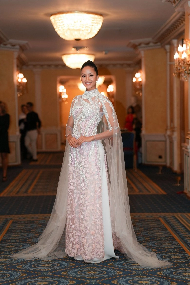 Hoa hậu hhen niê diện áo dài đính hoa khoe nhan sắc đỉnh cao dự lễ ở đại sứ quán việt nam tại ý - 4