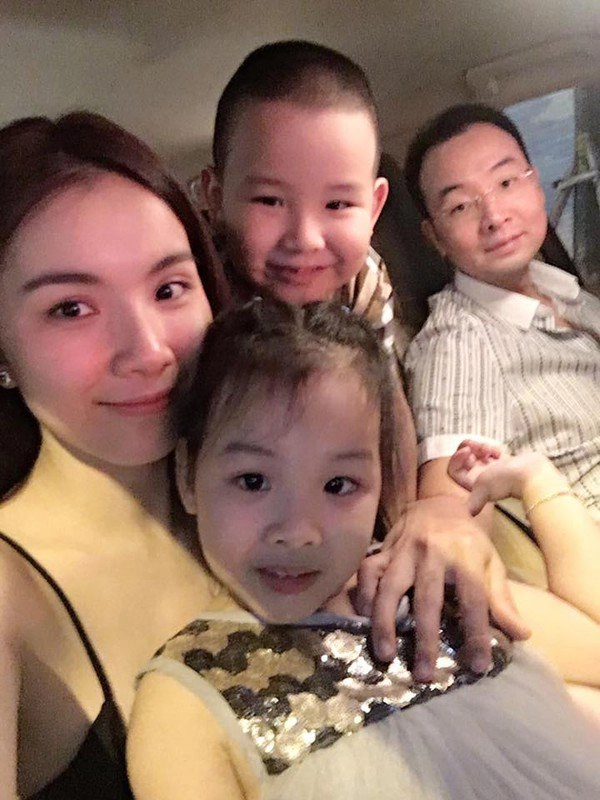 Hoa hậu hoàn vũ việt nam đầu tiên lấy chồng ở ẩn 14 năm các con lớn nhận không ra - 3