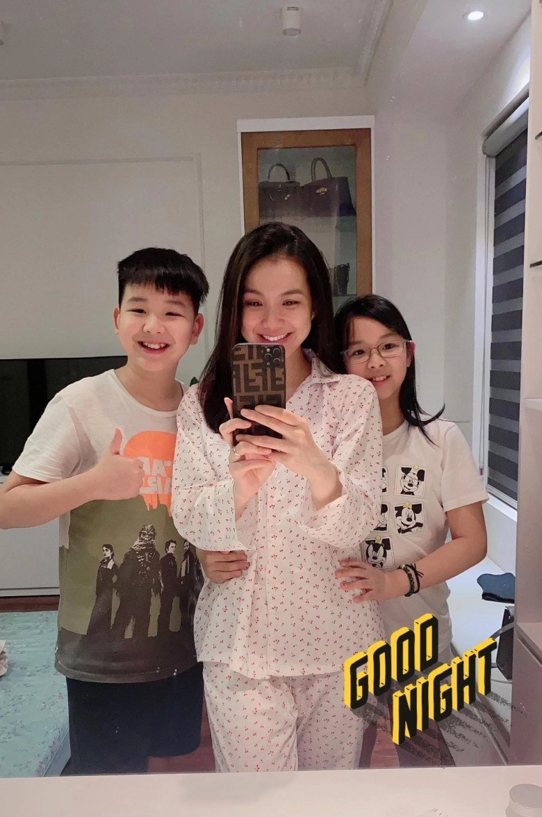 Hoa hậu hoàn vũ việt nam đầu tiên lấy chồng ở ẩn 14 năm các con lớn nhận không ra - 4