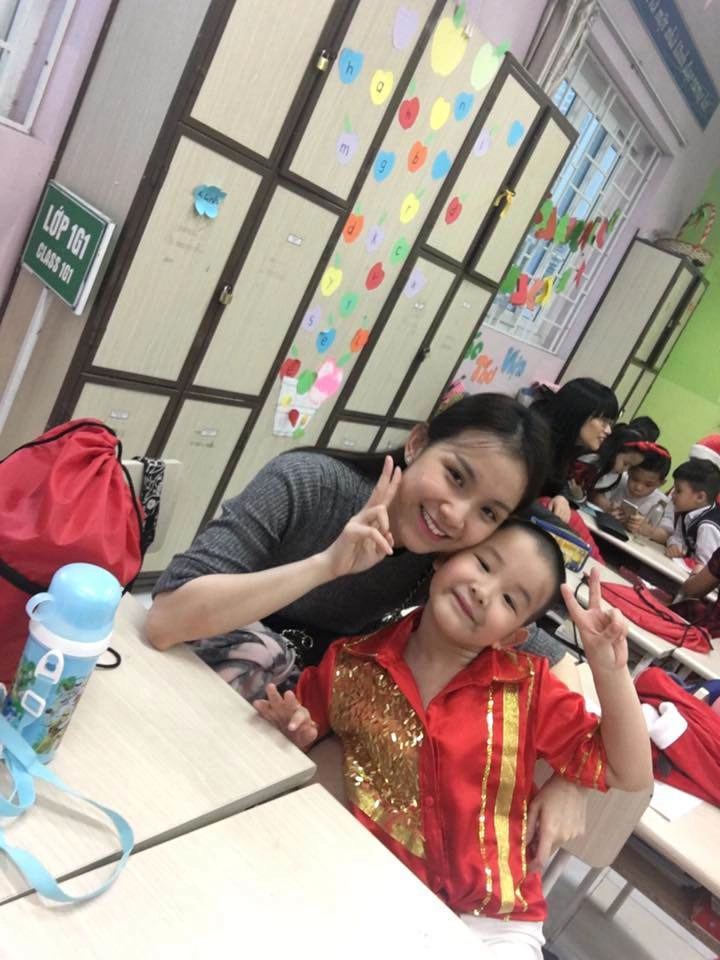 Hoa hậu hoàn vũ việt nam đầu tiên lấy chồng ở ẩn 14 năm các con lớn nhận không ra - 10