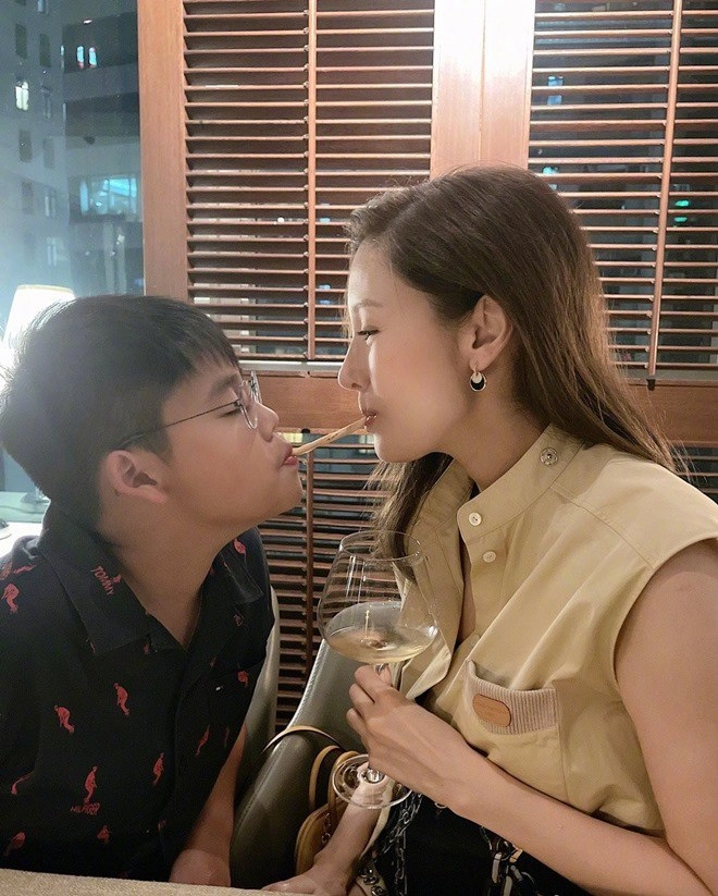 Hoa hậu hong kong tắm chung hôn môi con trai bị nói biến thái giờ còn chơi trò phản cảm - 4