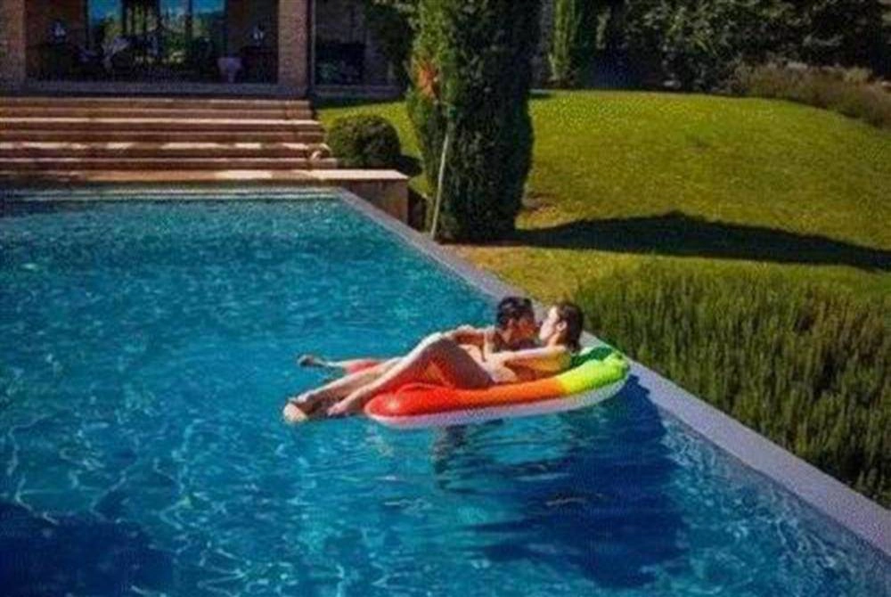 Hoa hậu hong kong tắm chung hôn môi con trai bị nói biến thái giờ còn chơi trò phản cảm - 8