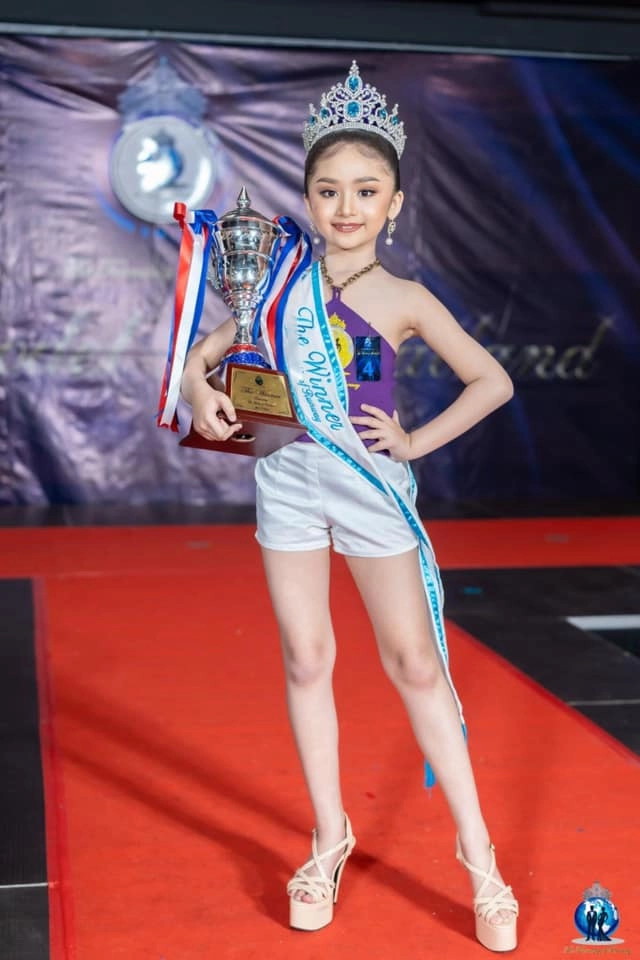 Hoa hậu nhí 12 tuổi bị chê trang điểm quá đậm xem ảnh tẩy trang ai cũng bối rối - 1