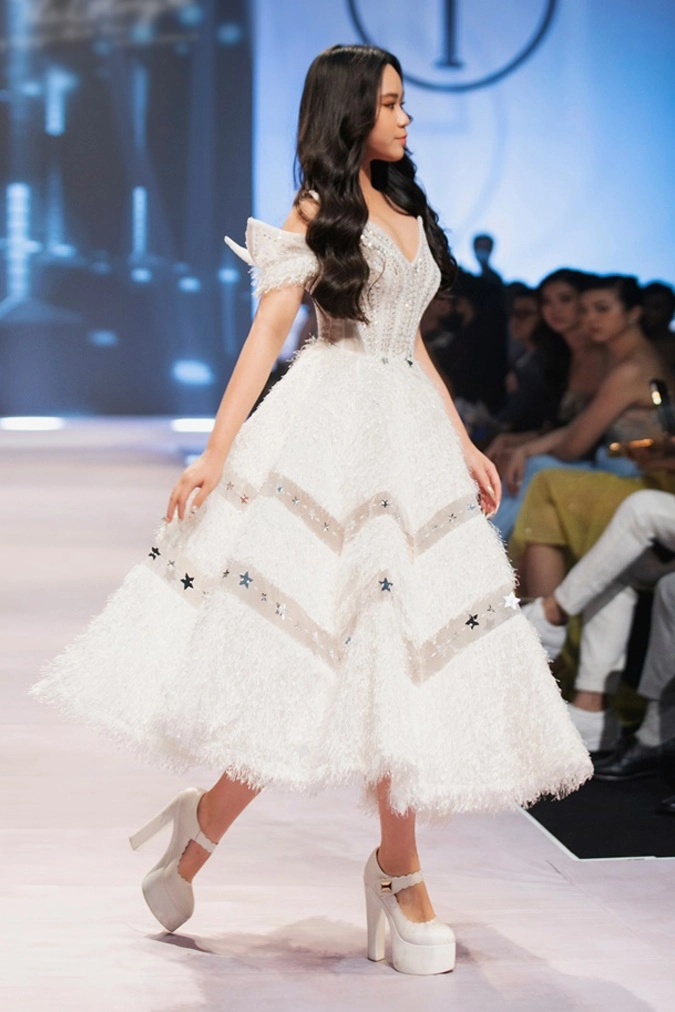 Hoa hậu nhí việt lai 2 dòng máu catwalk điệu nghệ nhìn đôi chân đi cà kheo mà hoảng - 3