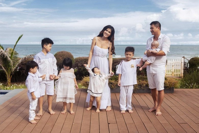 Hoa hậu oanh yến cứ đụng đầu giường là đẻ 34 tuổi làm mẹ 6 con tự trồng rau nuôi cá chăm con - 1
