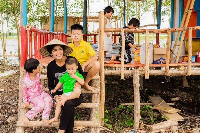 Hoa hậu oanh yến cứ đụng đầu giường là đẻ 34 tuổi làm mẹ 6 con tự trồng rau nuôi cá chăm con - 3