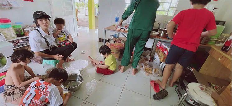 Hoa hậu oanh yến cứ đụng đầu giường là đẻ 34 tuổi làm mẹ 6 con tự trồng rau nuôi cá chăm con - 4