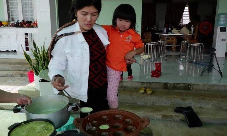 Hoa hậu oanh yến cứ đụng đầu giường là đẻ 34 tuổi làm mẹ 6 con tự trồng rau nuôi cá chăm con - 6